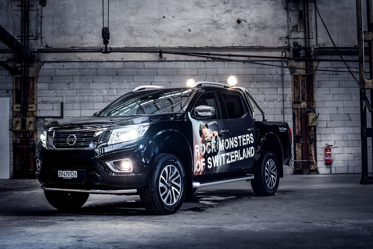 Marc Storace, le chanteur du groupe Krokus, reçoit un Nissan NAVARA