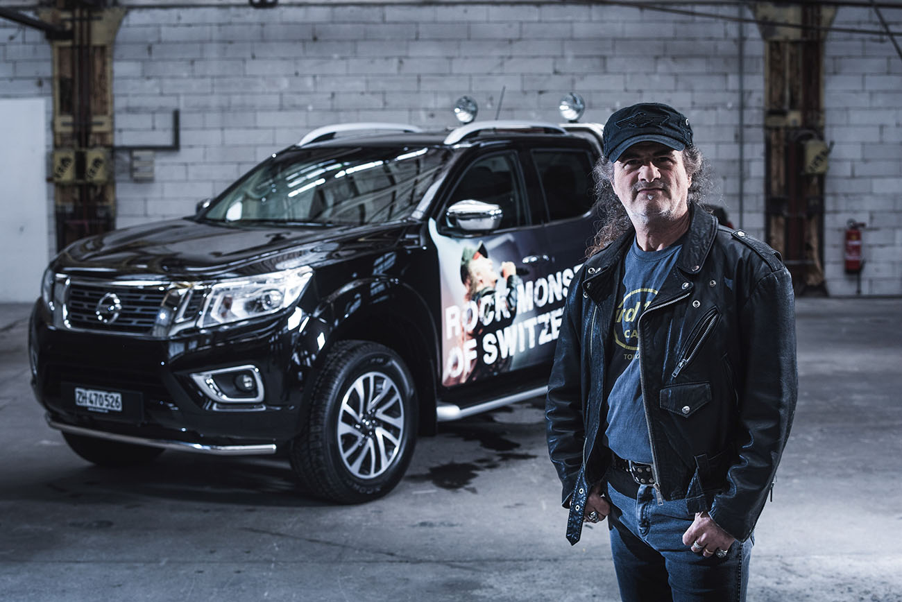 Marc Storace, le chanteur du groupe Krokus, reçoit un Nissan NAVARA